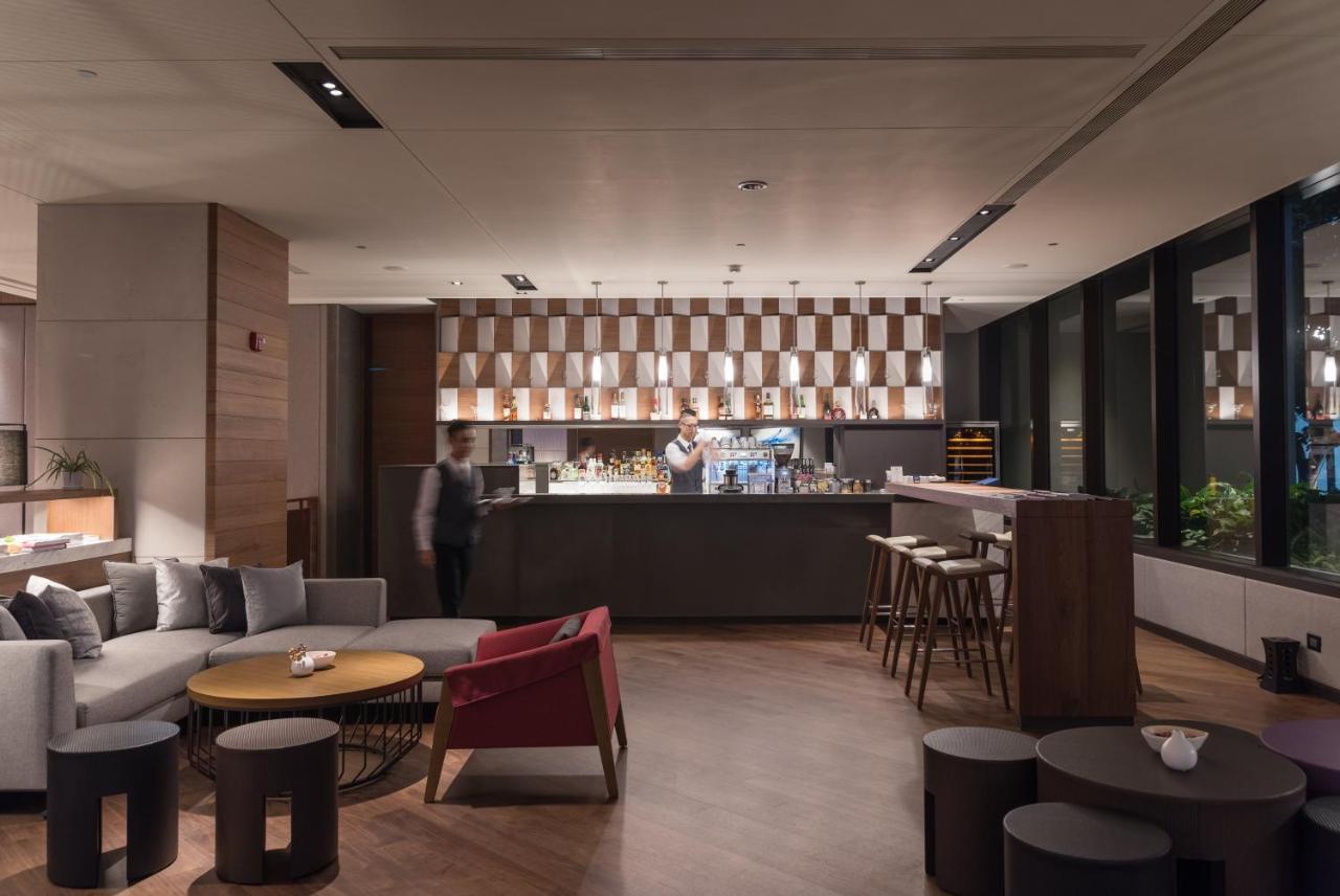 ホテル クラウン プラザ 台南 エクステリア 写真 The Lounge at Hong Kong International Airport