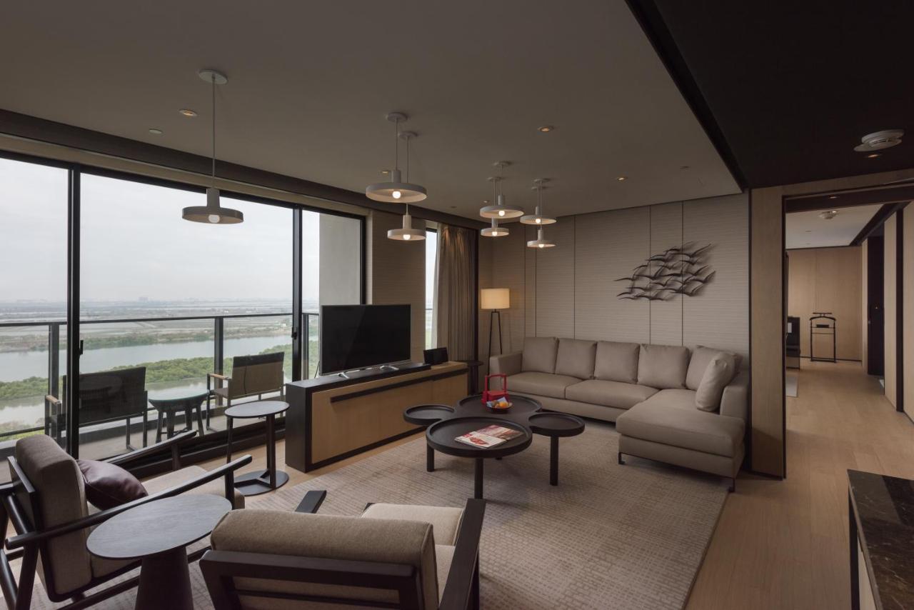 ホテル クラウン プラザ 台南 エクステリア 写真 A living room at the hotel
