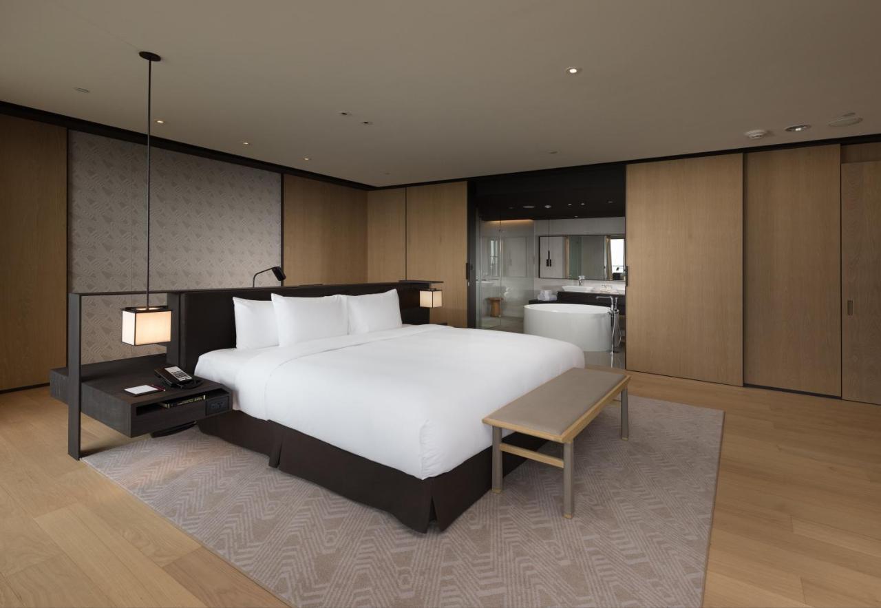 ホテル クラウン プラザ 台南 エクステリア 写真 A bedroom at The Hari