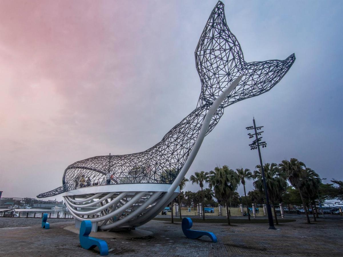 ホテル クラウン プラザ 台南 エクステリア 写真 The Whale sculpture at the entrance of the park