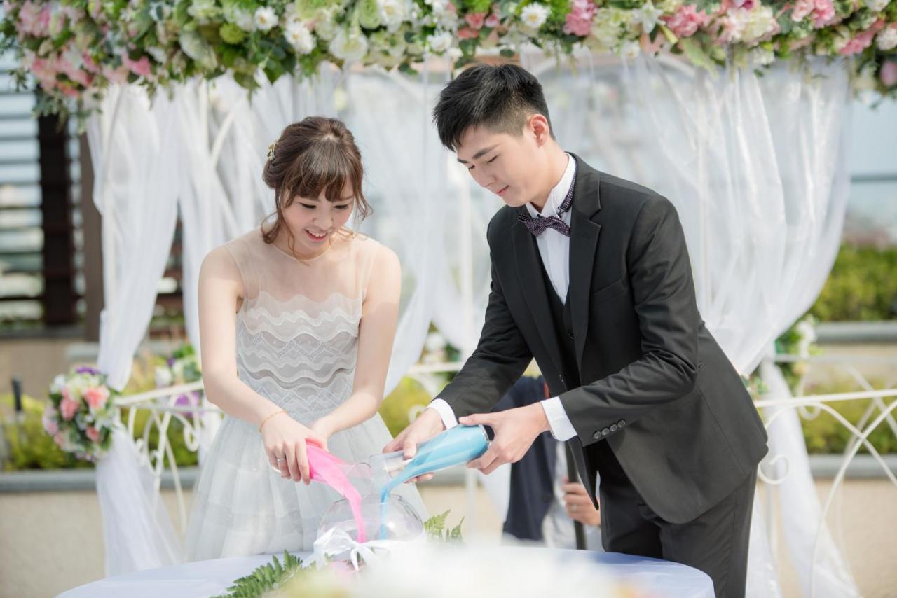 ホテル クラウン プラザ 台南 エクステリア 写真 A sand ceremony at a wedding