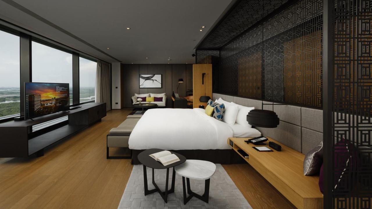 ホテル クラウン プラザ 台南 エクステリア 写真 A bedroom at the hotel