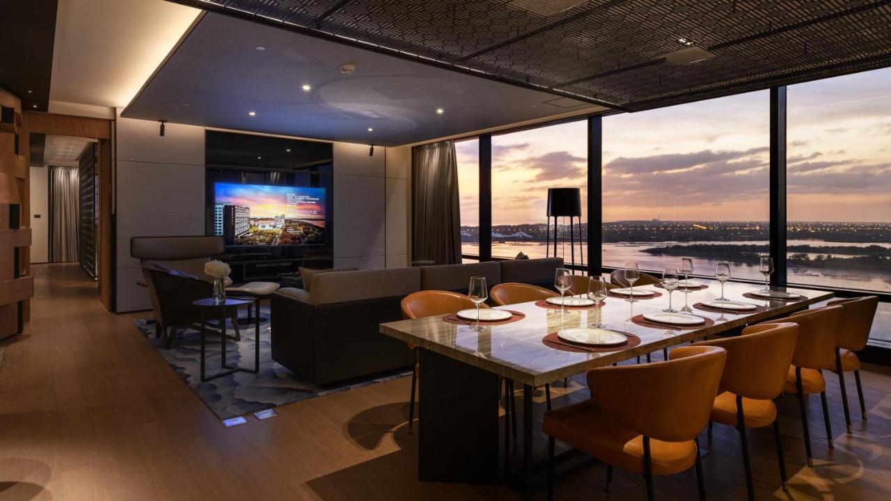 ホテル クラウン プラザ 台南 エクステリア 写真 The 360° Sky Lounge