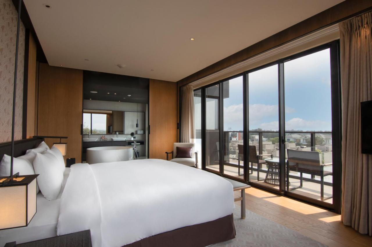 ホテル クラウン プラザ 台南 エクステリア 写真 A bedroom at the hotel