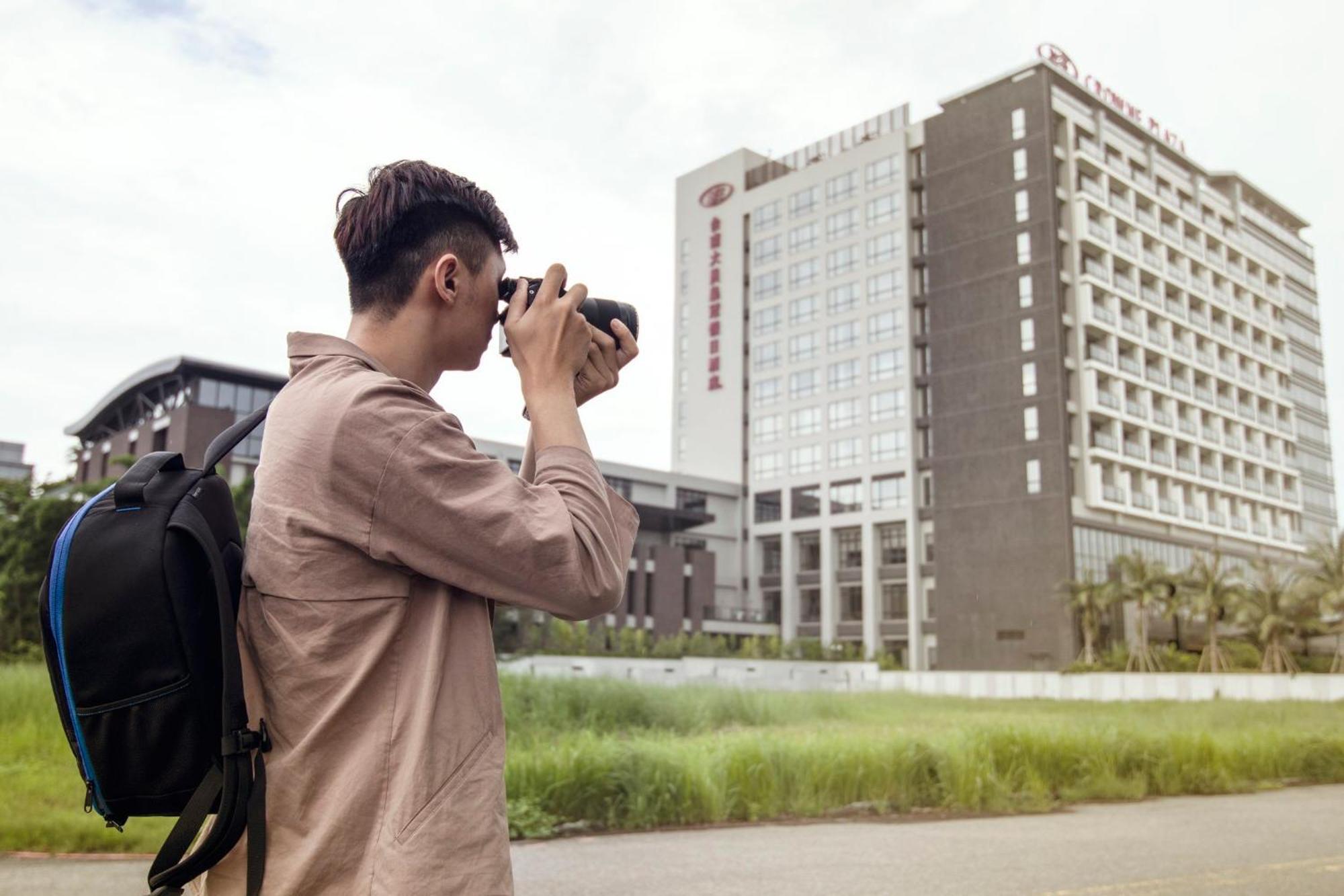 ホテル クラウン プラザ 台南 エクステリア 写真 A tourist taking a photo of the hotel