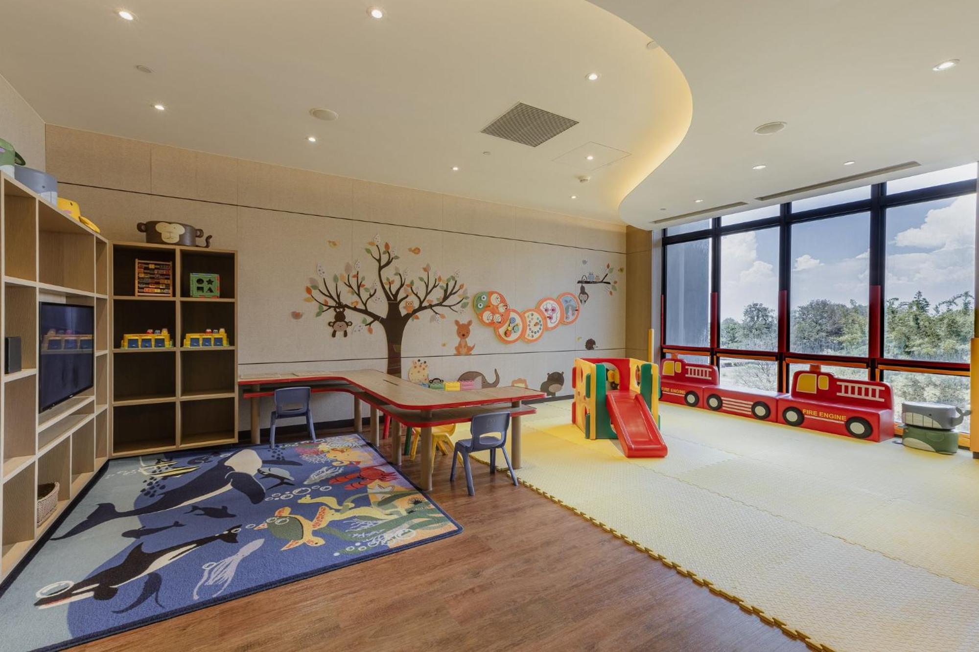 ホテル クラウン プラザ 台南 エクステリア 写真 Children's Hospital