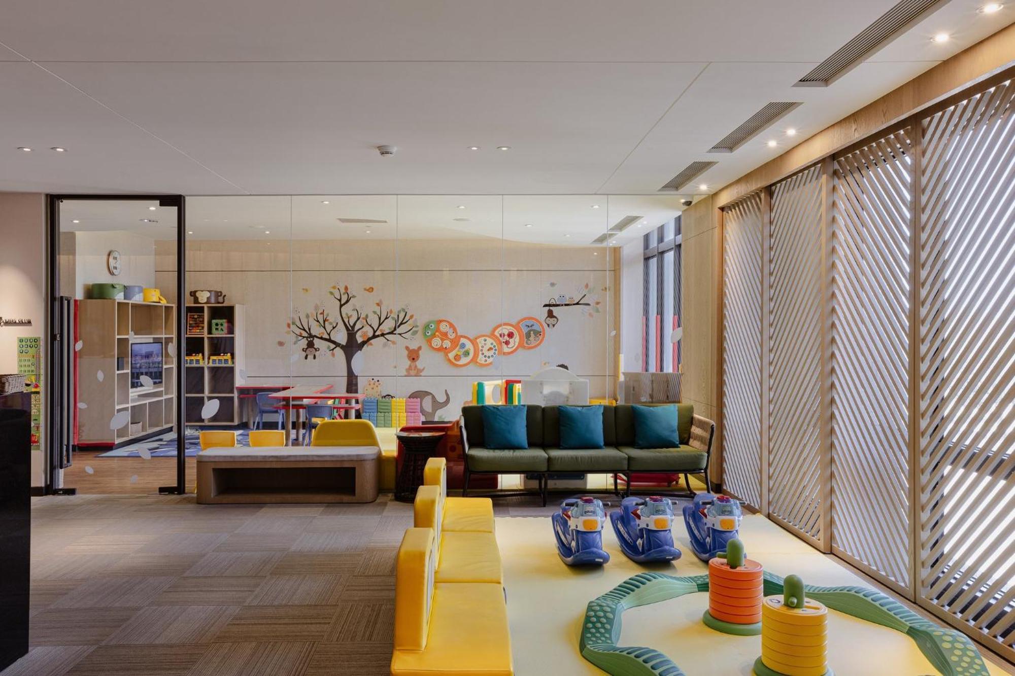 ホテル クラウン プラザ 台南 エクステリア 写真 The Children's Club at the Renaissance Hotel, Shanghai