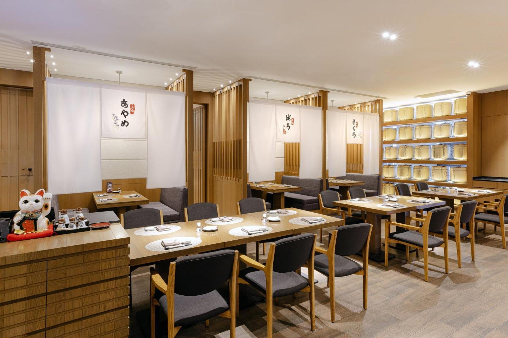 ホテル クラウン プラザ 台南 エクステリア 写真 Interior of a restaurant in Hong Kong