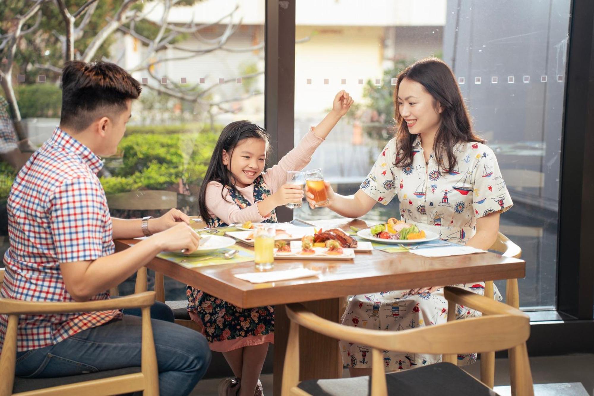 ホテル クラウン プラザ 台南 エクステリア 写真 A family in Vietnam