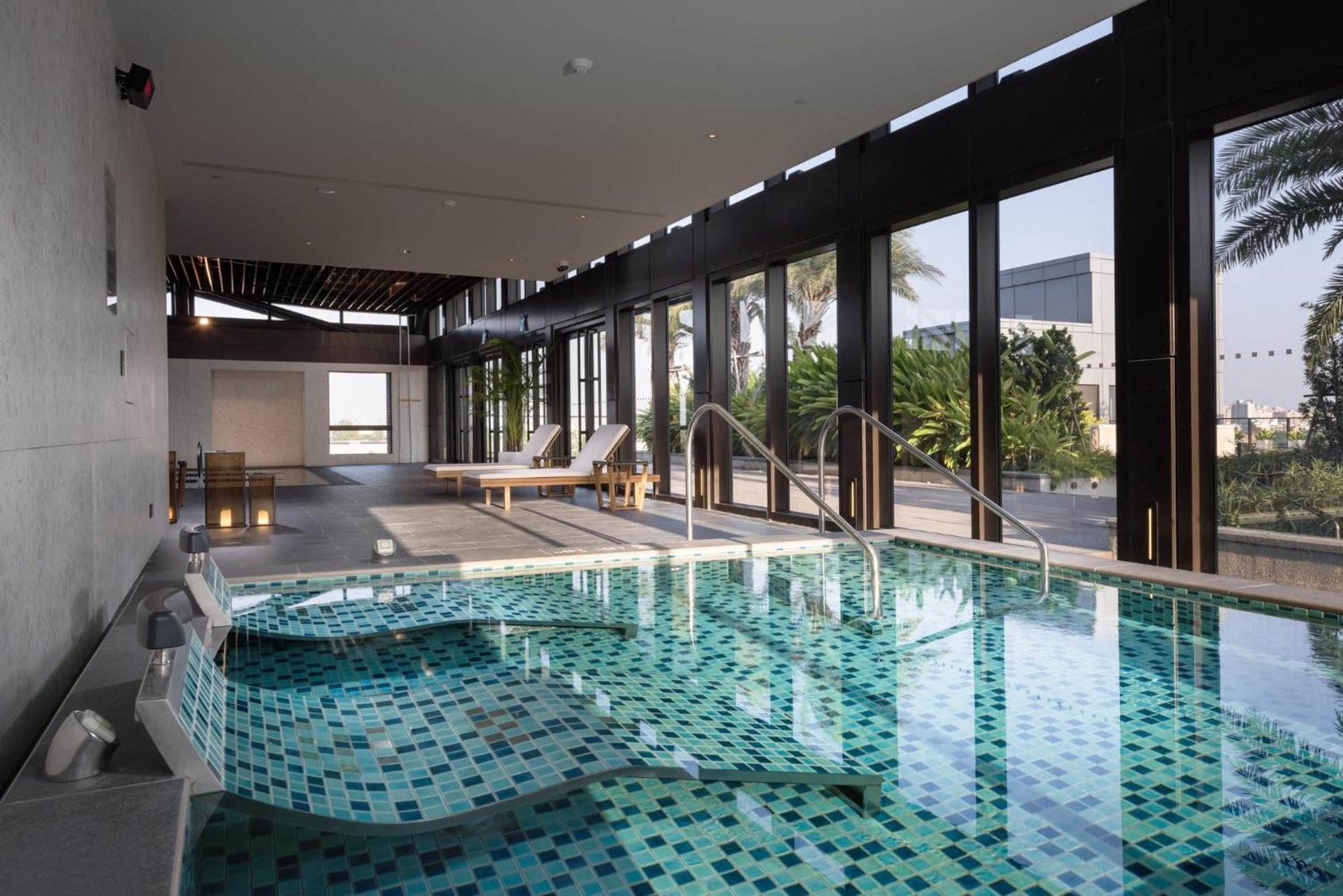 ホテル クラウン プラザ 台南 エクステリア 写真 The swimming pool at the spa