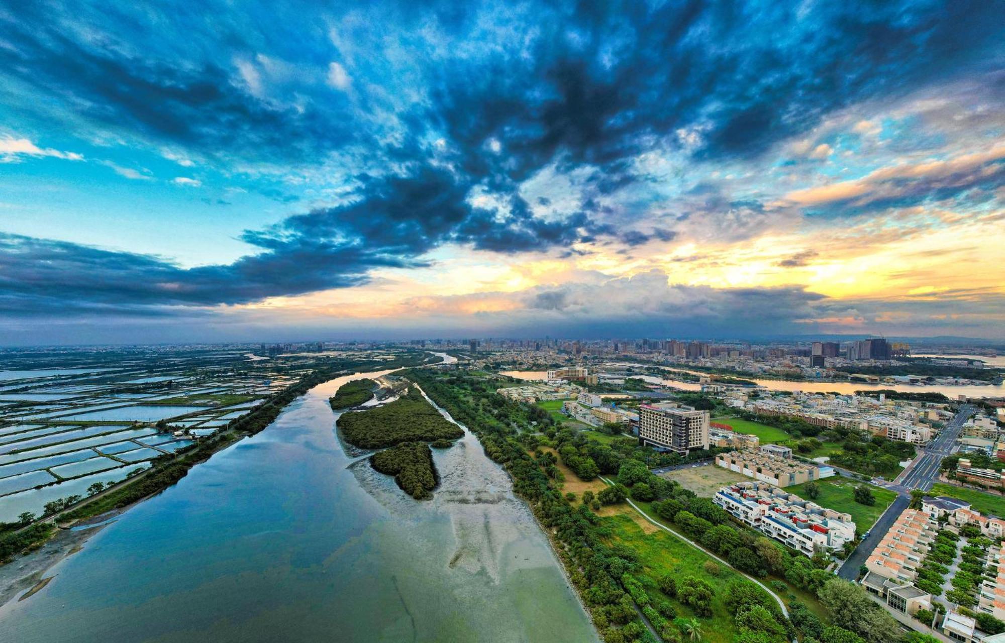 ホテル クラウン プラザ 台南 エクステリア 写真 Aerial view of the river