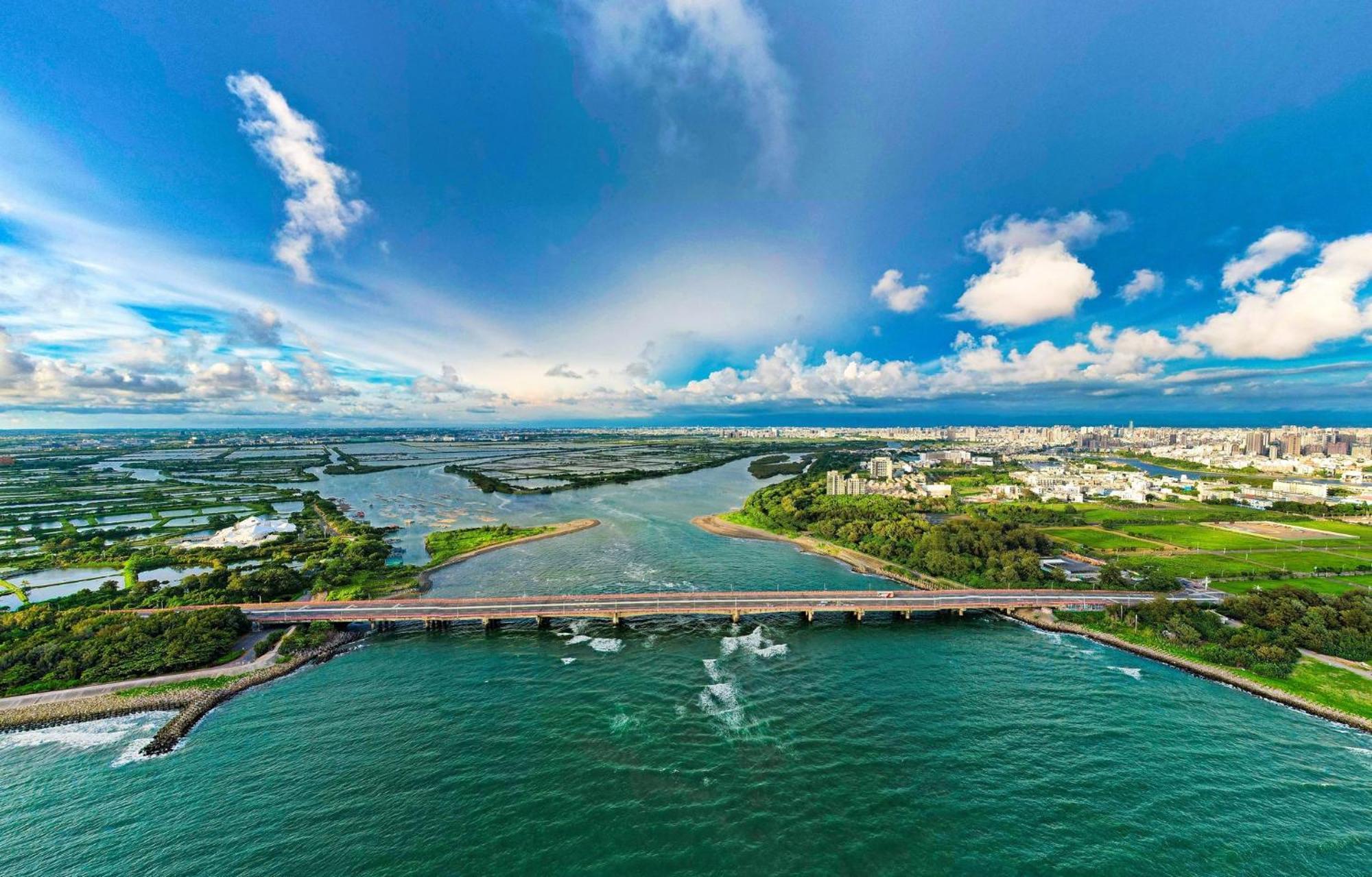 ホテル クラウン プラザ 台南 エクステリア 写真 Aerial view of the river
